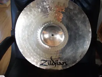 Can anyone ID this vintage cymbal