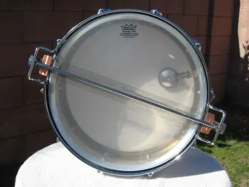 Drums with strange lugs and good looking snare