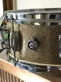 Identifying snare drum with missing badge