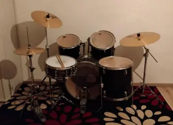 Help identify vintage drum without badges