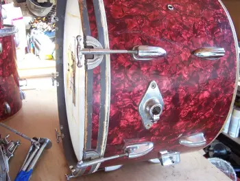 Can anyone identify these drums?