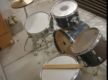 Unknown Drum Kit.