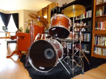 help identifying old pearl drums