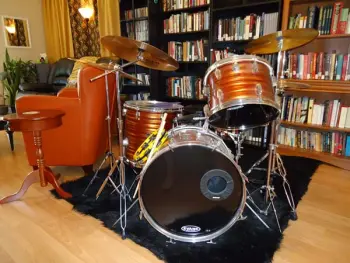 help identifying old pearl drums