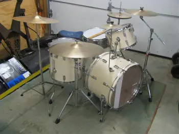 First post!!! Need help identifying vintage looking drum