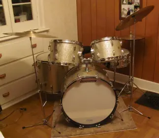 1969 Hollywood 5 piece set w/paiste cymbals &amp; bags + Extras