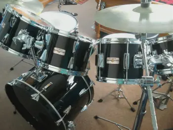 Need help identifying Yamaha Drum Set