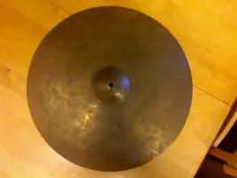 Yet another cymbal that needs identifying