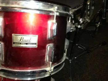 Help me identify Pearl Drum set