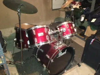Help me identify Pearl Drum set