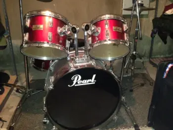 Help me identify Pearl Drum set