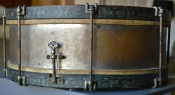 Old snare drum, no markings