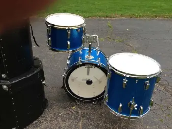 1973 Ludwig jazz / bop kit 12/14/18, blue sparkle, with anvil cases, incredibly clean
