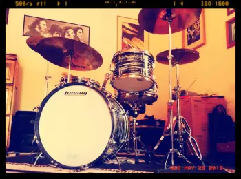 69 transitional Oyster Black Pearl Ludwig with clear interiors and keystone badges...
