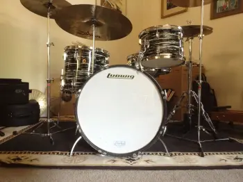 69 transitional Oyster Black Pearl Ludwig with clear interiors and keystone badges...
