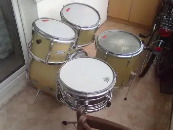 Can someone identify this (Slingerland?)drumset?