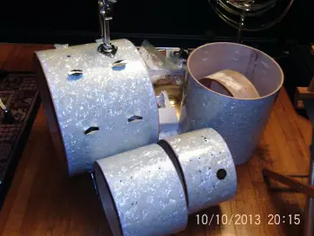 Someone got a clue about this old DESLAURIER french snare drum!???