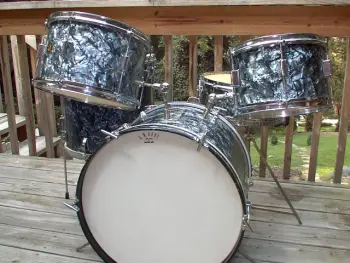 Someone got a clue about this old DESLAURIER french snare drum!???