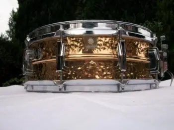 Ludwig hammered bronze - no snare bed?