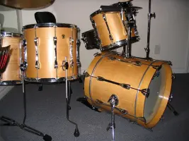 Ludwig kit with both large and small lugs?