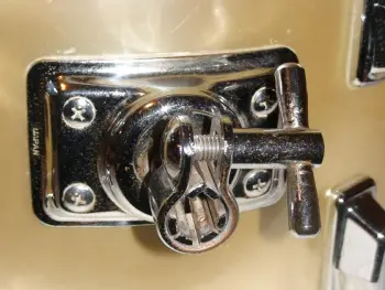 wanted wingnut for 70s style pearl tom mount