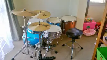 Pearl wood-fiberglass kit with 18&quot; BD