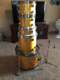 '64 Ludwig Hollywood kit in Sparkling Gold Pearl