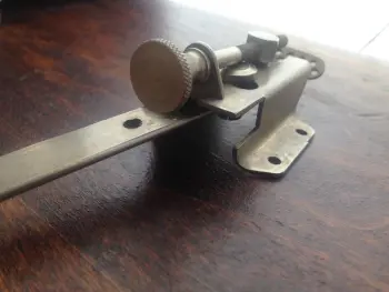 Trying again with this old throwoff - can anyone identify the brand?