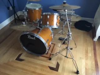 Can someone tell me what brand of drum set this is?