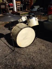 Help with I.D. on old Gretsch kit