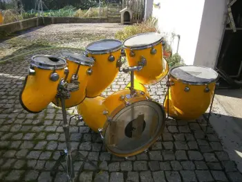 Staccato yellow drumkit